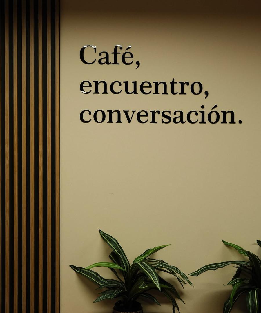 Interior de FICA: café, encuentro, conversación